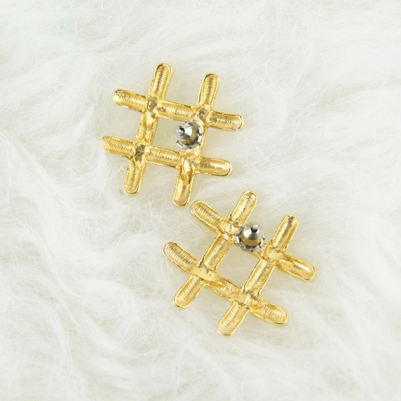 ⭕ [MUST BUNDLE] Golden Sign Brooch & Earrings - Picture 3 of 4